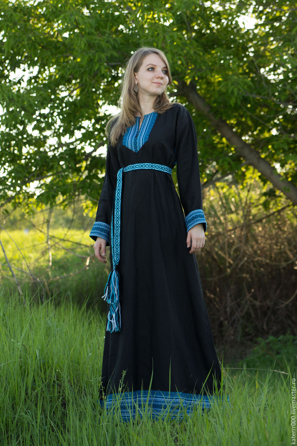 Women in Slavic costumes in Valletta