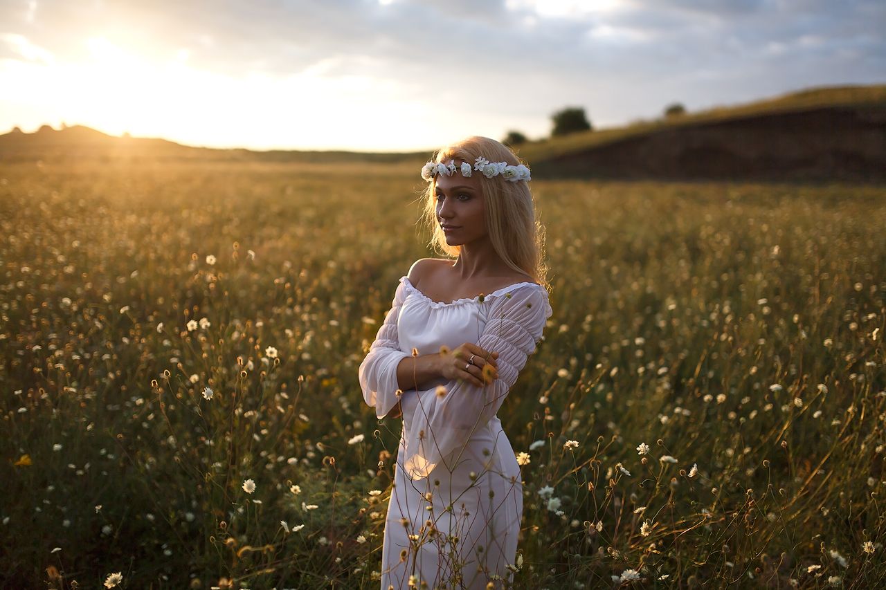 Girls in Slavic costumes in Valletta